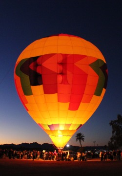 sanityhasleftusblind:   d00ditsstefany:   1/20/13 Hot air balloon festival was in town.   I love this photo :D  