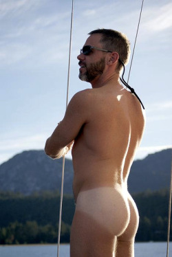 damnhot:Daddy on Boat.