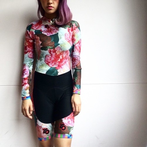 instagramezkoak: I keep telling myself to tone back on the floral, but when something like this show
