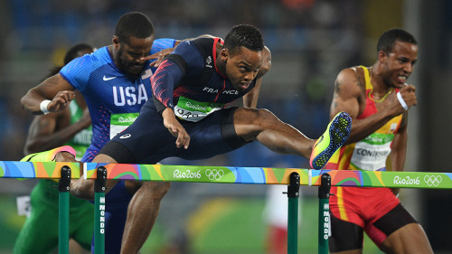 clickholeofficial: True Sportsmanship: This Olympic Track Athlete Let His Competitors Know Every Tim