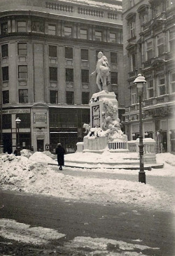 wearevintagevienna:Ein  aus heutiger Sicht faszinierender Archivfund. Das Café Mozart am  Albertinaplatz in der Innenstadt rund um 1950. Das Mozart-Denkmal vor  dem Kaffeehaus wurde nach dem zweiten Weltkrieg komplett restauriert und  im Frühjahr 1953