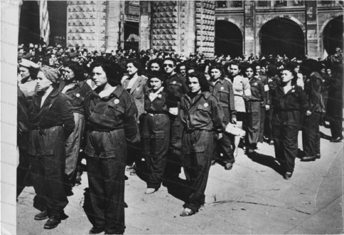 mabohstarbuck: Partigiane nel corteo di Bologna, Piazza Maggiore, 25 aprile 1945