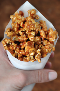 ilovedessert:  Easy Homemade Caramel Corn 