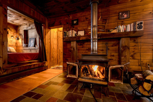 cabinporn:Noah Kalina’s log cabin in Lumberland, New YorkAvailable to rent: lumberlandcabin.comOrigi