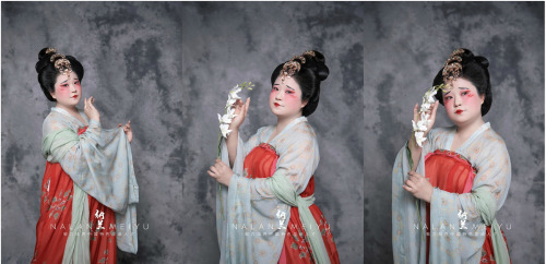 hanfugallery:chinese hanfu in tang dynasty style by Niki_镜子The last pic is Song dynasty style.