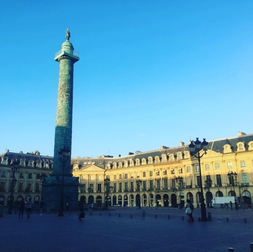#Paris #placevendome #colonnevendôme #sun #sky #fashionweek #collection #ss18 (à Place Vendôme)