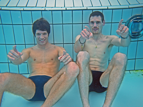  Breatholding barefaced underwater buddies