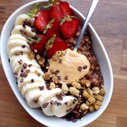 tobefre-ed:  Carob oats with a banana, strawberries, peanut butter, mulberries and cacao nibs! 