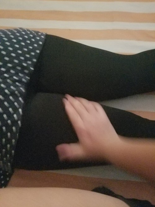 sabixiku: 借口给妈妈按摩实则是为了摸妈妈的屁股和腿，欢迎大家私信我来意淫我妈，求射屏，