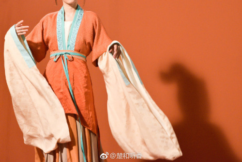 fuckyeahchinesefashion:  Chinese fashion | Recreation of Dunhuang culture by 楚和听香
