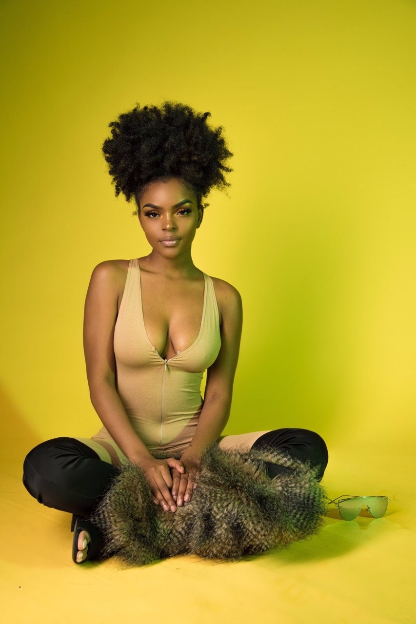 bombshellssonly:  @iamhannalashay