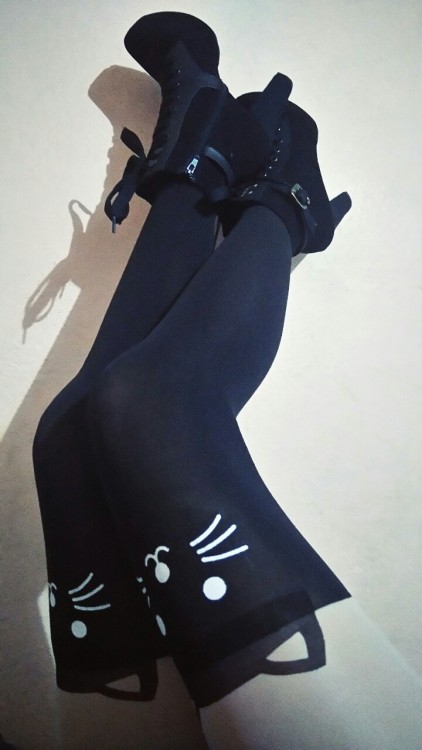 tightsforfun: i.instagram.com/yatz_ao/REBLOG FOR MORE OF THIS CUTE GIRL -JJ-