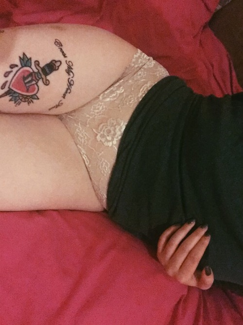 waitwtfwhat:  Night time booty pics 🌙✨🍑