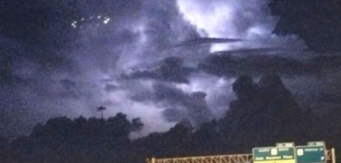 ufo-the-truth-is-out-there:  When UFOs fly over a metropolitan area known as “Space