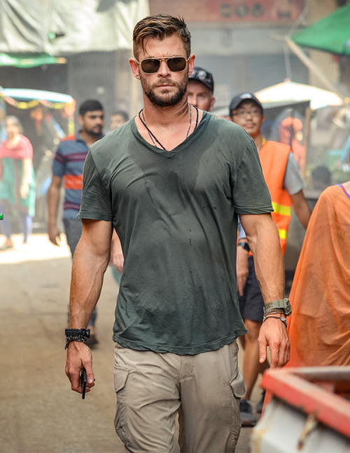 chrishemswrth:CHRIS HEMSWORTH as TYLER RAKE in EXTRACTION (2020) If you look to your left, I have no