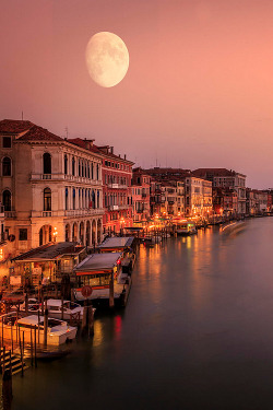wonderous-world:  Venise Moonrise by Geoffrey