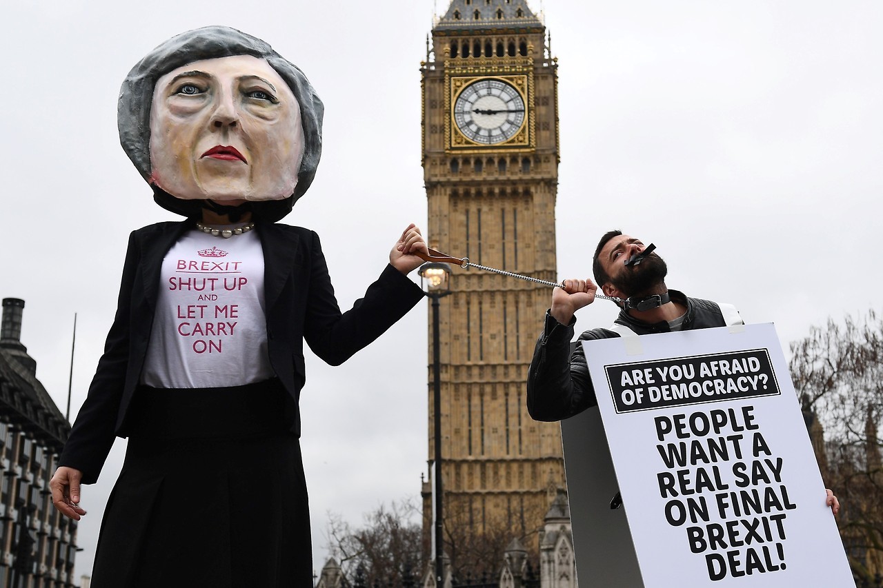 Brexit: el Reino Unido inicia la compleja separación de la UE. Londres sigue siendo un socio de Europa. Theresa May: “No hay vuelta atrás”. Protestas fuera de la Cámara de los Comunes en el centro de Londres. “¿Tienes miedo a la democracia? La gente...