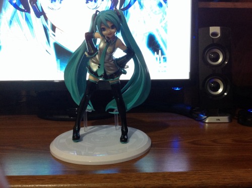 hanokaze:  Anybody want this Miku (Project Diva ver.) figure? I have too many Miku figures already and this one takes up a lot of space… Like/Reblog as many times as you want (be courteous and not spam your followers) I’ll pick someone with a RNG.