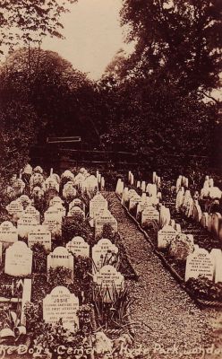 congenitaldisease:  This dog cemetery was located on the north side of Hyde Park and was used for nearly 40 years, around the end of the nineteenth century.