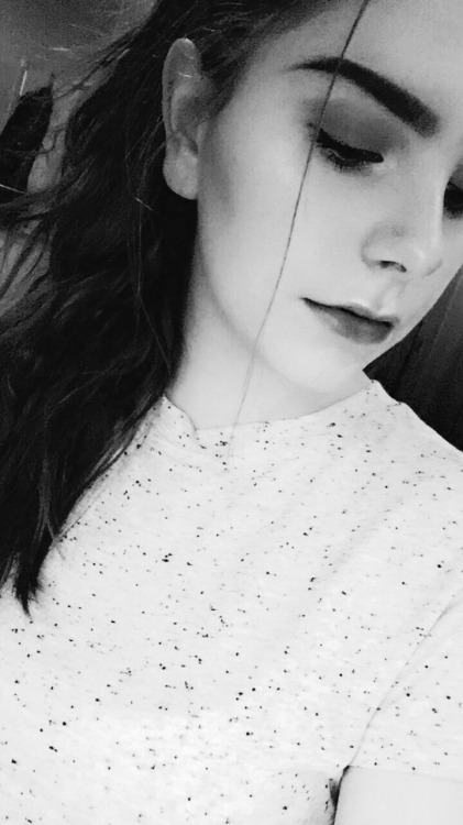 litraleehowell: Hi I’m Em n I can’t look at the camera apparently Happy holidays my dude