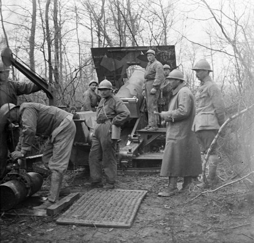 militaryhistoryvisualized:scrapironflotilla:A French Mortier 280mm howitzer crew firing during the G