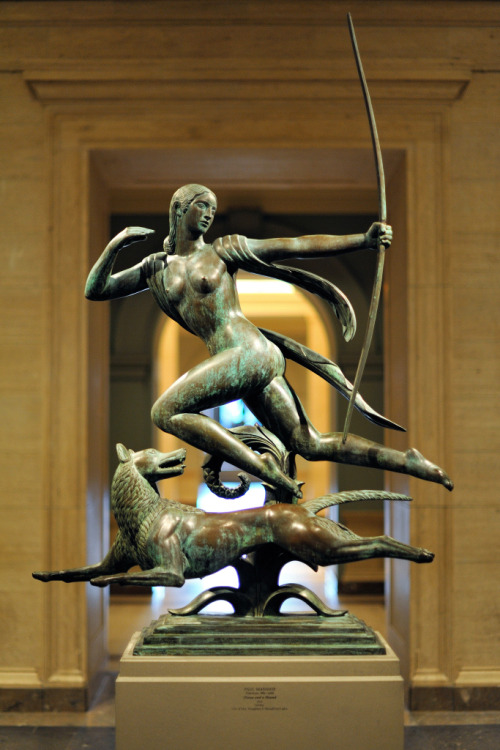 idionkisson:dwellerinthelibrary:Paul Manship, Diana and a Hound, 1925. At the National Gallery of Ar