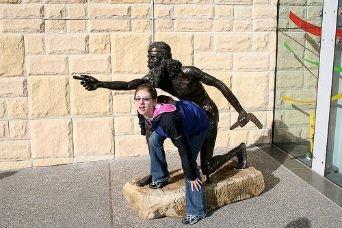 jonnovstheinternet:  Statue groping