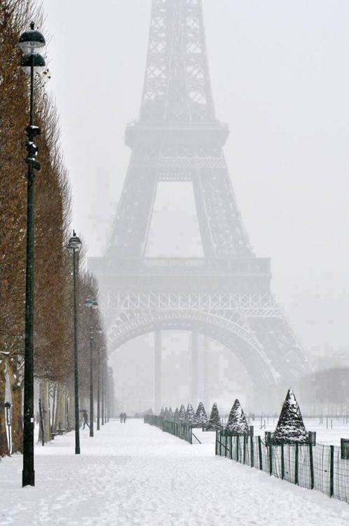 mrcloudphotography:  source | 1 | 2 | 3 | 4 | 5 | 6 | 7 | 8 | 9 | MY TUMBLR BLOG | Winter World. Famous places around the world with a sprinkle of snow. 