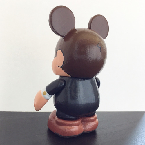 junryou:Bipper Custom Vinylmation //It’s been a few years since I picked up this paint-your-own temp