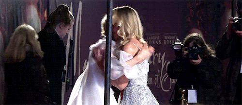 brycemargot:Margot Robbie and Saoirse Ronan at the Mary Queen of Scots London Premiere