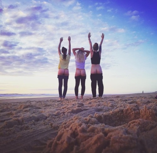 BEACH | BUTTS These #butt friends are so lucky to get to enjoy this #beautiful sunset! And friends t