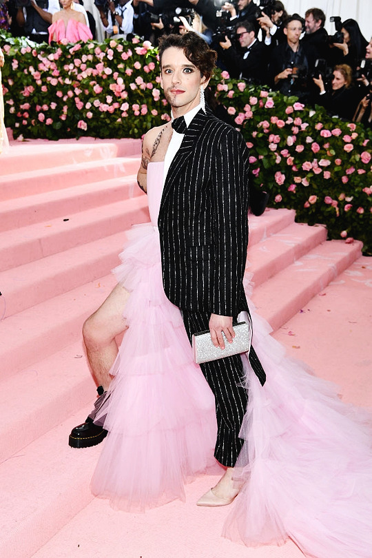 coffeebuddha:  ruffboijuliaburnsides:  captmarble: billy porter did not absolutely pop off with that met gala look only for some of y'all to call harry styles the king of camp i- Okay look.  LOOK. Harry looks pretty good for a straight boy.  It’s