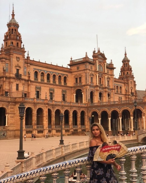 !Angela Ponce, Angela Ponce! Sigaw ng mga tao. #MissUniverseSpain @angelaponceofficial (at Seville, 