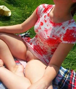 girlsgoingcommando3:  Summer picnic upskirt