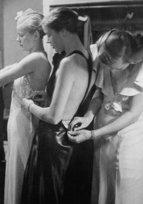 undare:  Marianne Breslauer, Models at Joe Strasser, Berlin, 1932. 