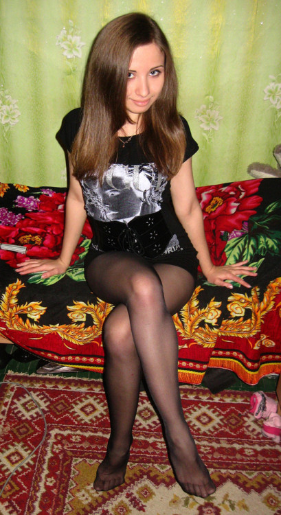 pantyhosewow:  Cutie„knows how to get attention 