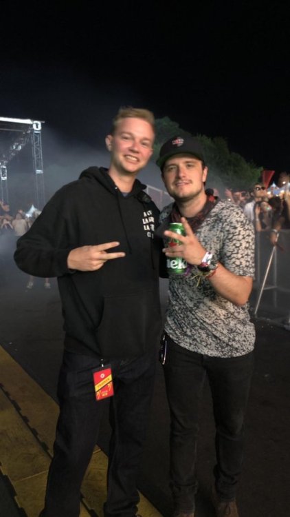 New photo of Josh Hutcherson with a fan, presumably taken at Ezoo last weekend.