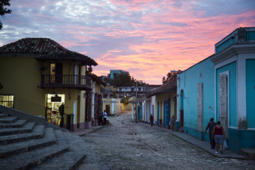 unrar:A cobblestone street and colorful buildings at dawn in the small city of Trinidad, Cuba, Micha