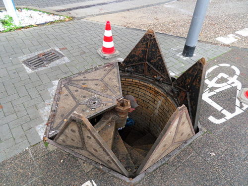 aerialsquid: slothlorien: natawhat: stunningpicture: Manhole cover in Wiesbaden, Germany ﻿ＤＥＳＣＥＮＤ Ti