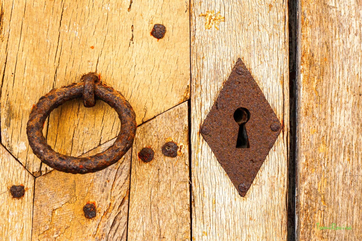 LOCK AND HANDLE 20240504164452RT1PUB