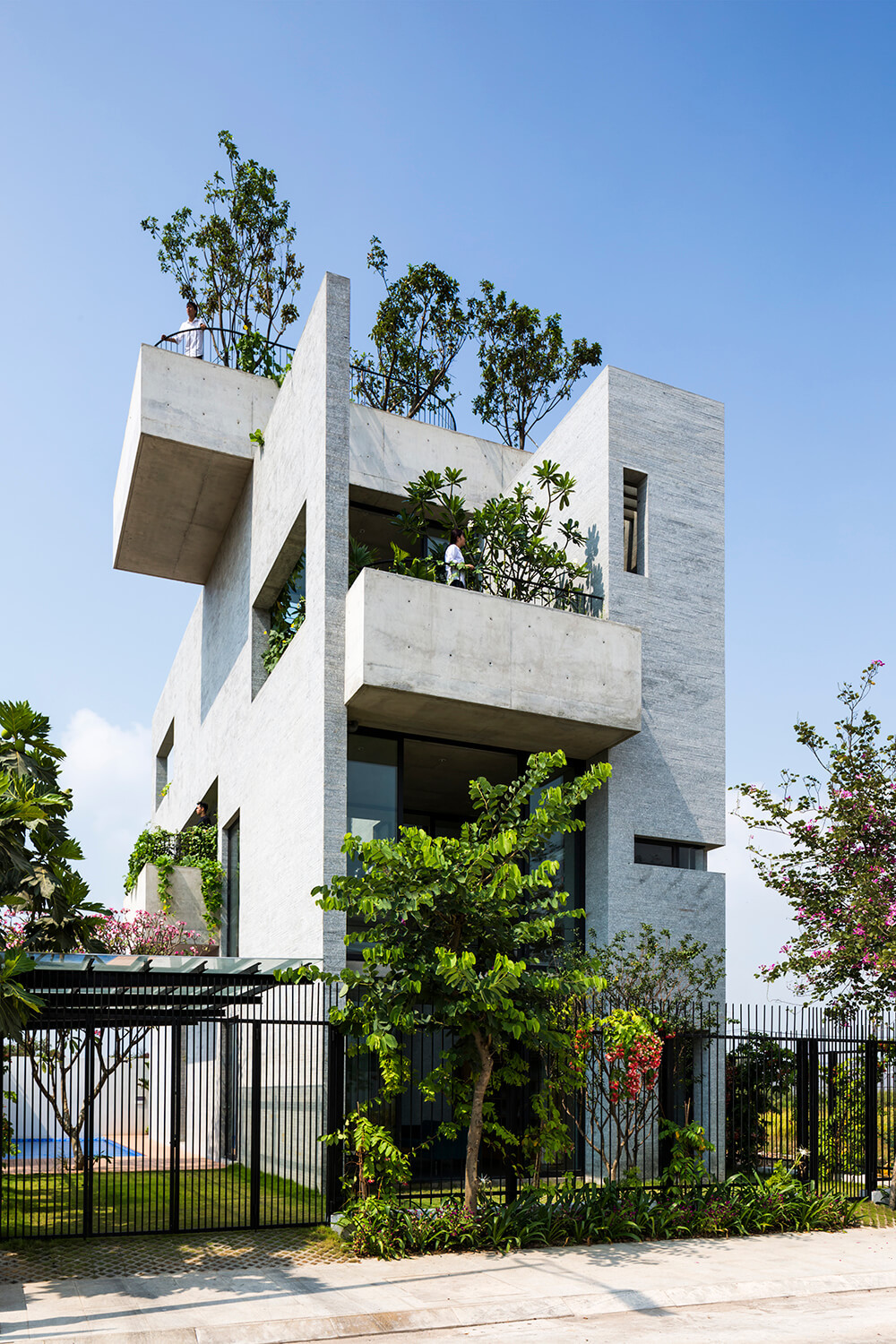 kazu721010:  Binh House / Vo Trong Nghia ArchitectsPhotos © Hiroyuki Oki, Quang