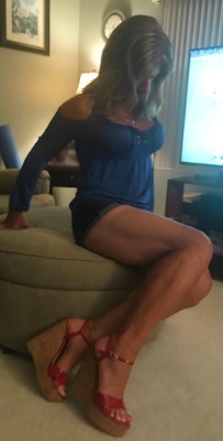 auntjudysfembois:  you have such lovely legs dear