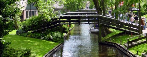 odditiesoflife:A Floating Village with No RoadsThe idyllic village of Giethoorn in the Netherlands h