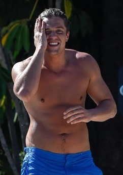 fat-male-celebrities:  Such a soft and round peer shape 