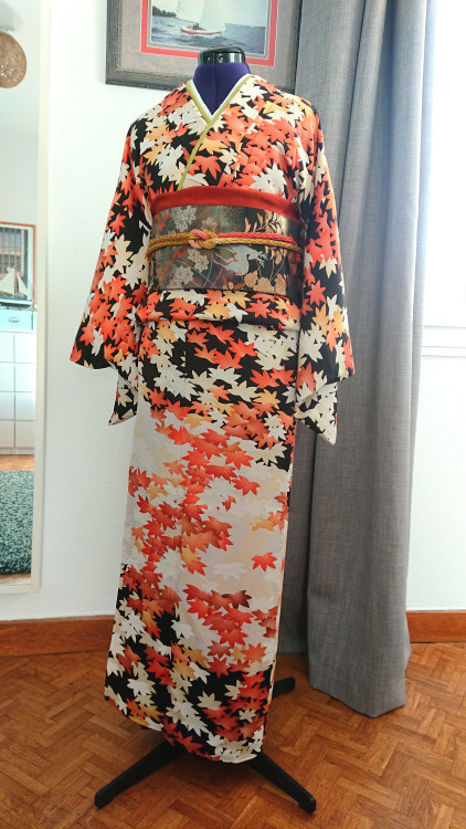 I am in love with my November themed outfit: this kimono with beautiful fiery maple leaves was my la