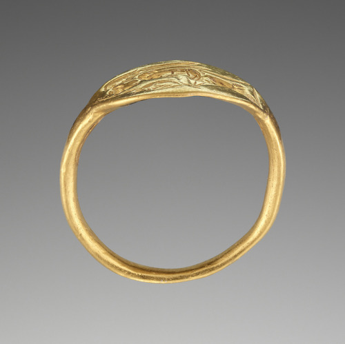didoofcarthage:Gold ring with image of a winged woman, perhaps Aphrodite, with Eros Greek, Clas