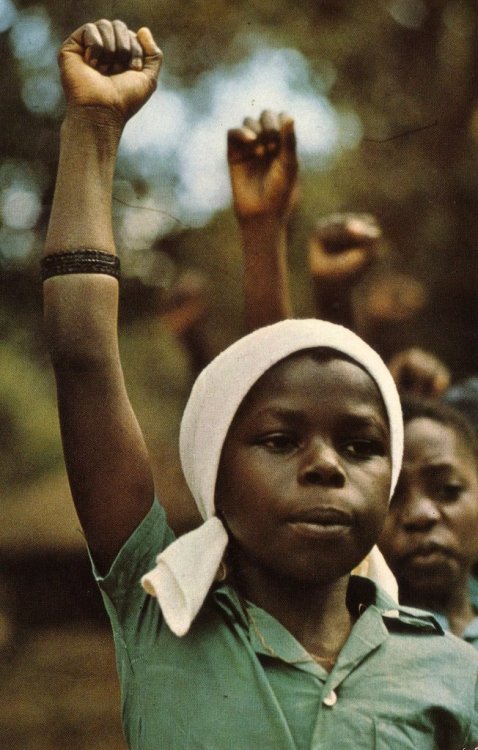 iluvsouthernafrica:
“ Mozambique: c. ‘79-82
Mozambican children saluting the movement.
Photo by: Günter Mosler
”