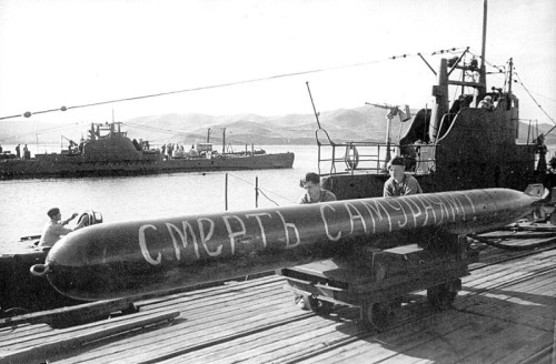 demdeutschenvolke:,,Death to the Samurai!”Loading operations of a Soviet submarine during the Soviet