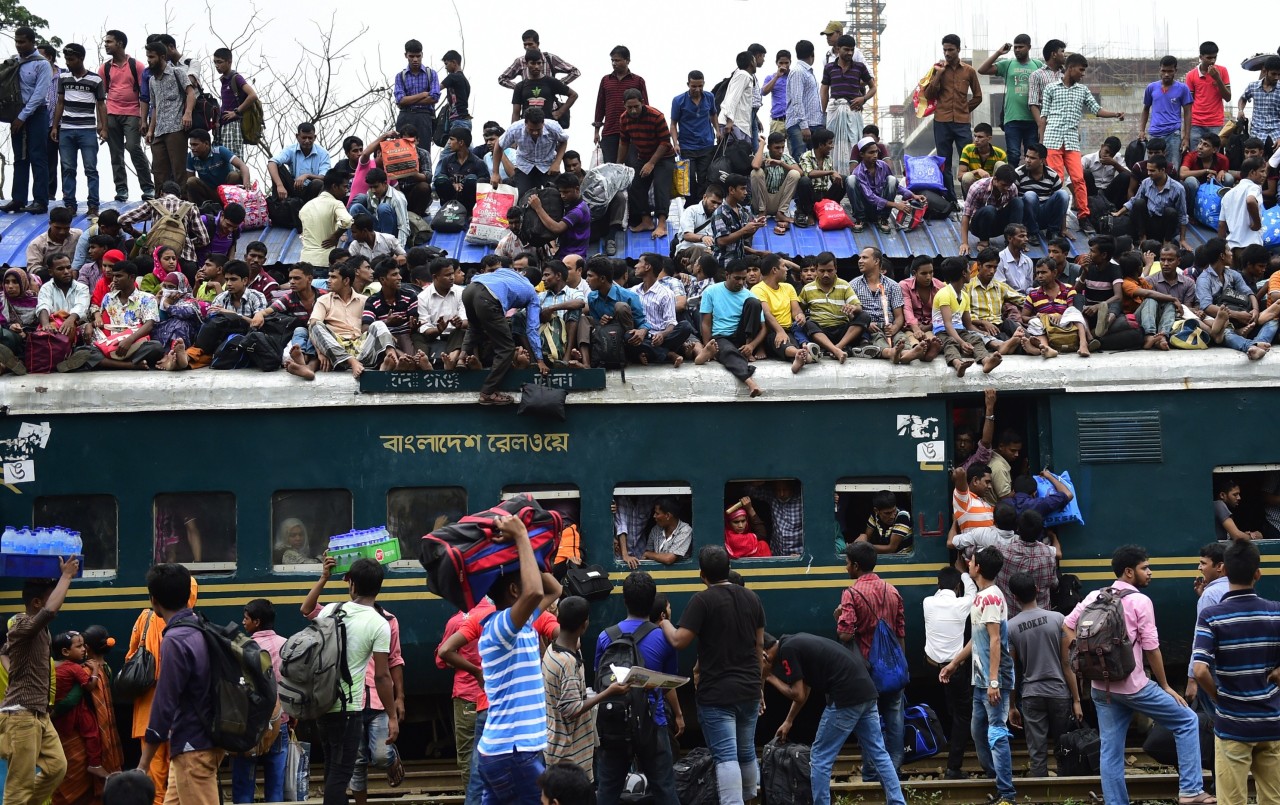 Los viajeros de Bangladesh en un intento de llegar a sus respectivos pueblos para estar con sus familias antes de la fiesta musulmana de Eid al-Fitr en Dhaka. Eid al-Fitr es el evento más grande de la fiesta calendario musulmán y marca el final del...