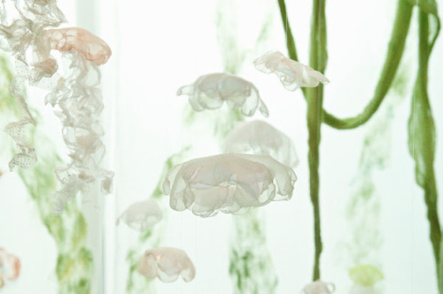 showslow:  Inspired by the ever-changing underwater life, Portland-based multidisciplinary artist Sayuri Sasaki Hemann creates a breathtaking jellyfish aquarium, titled ‘Underwater Flight’ in a place where you least expect it, the Portland International